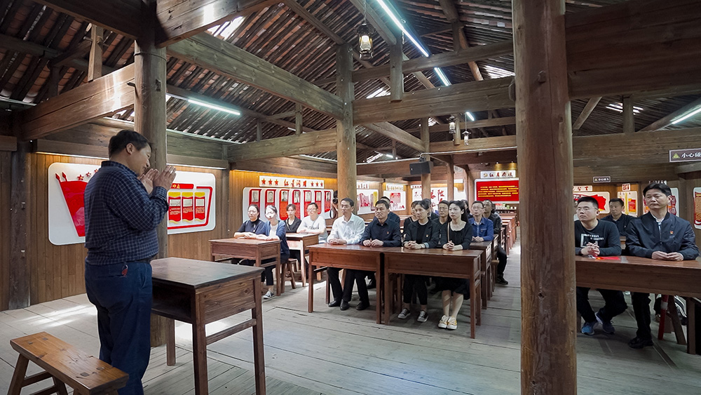 屯溪區(qū)國(guó)投集團(tuán)開展學(xué)黨史、祭英烈主題黨日活動(dòng)